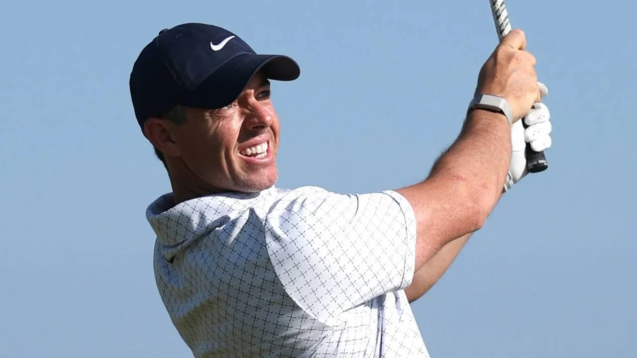 Rory McIlroy berbagi posisi teratas bersama empat pegolf lainnya, termasuk Patrick Cantlay. (Foto: Golf Digest)