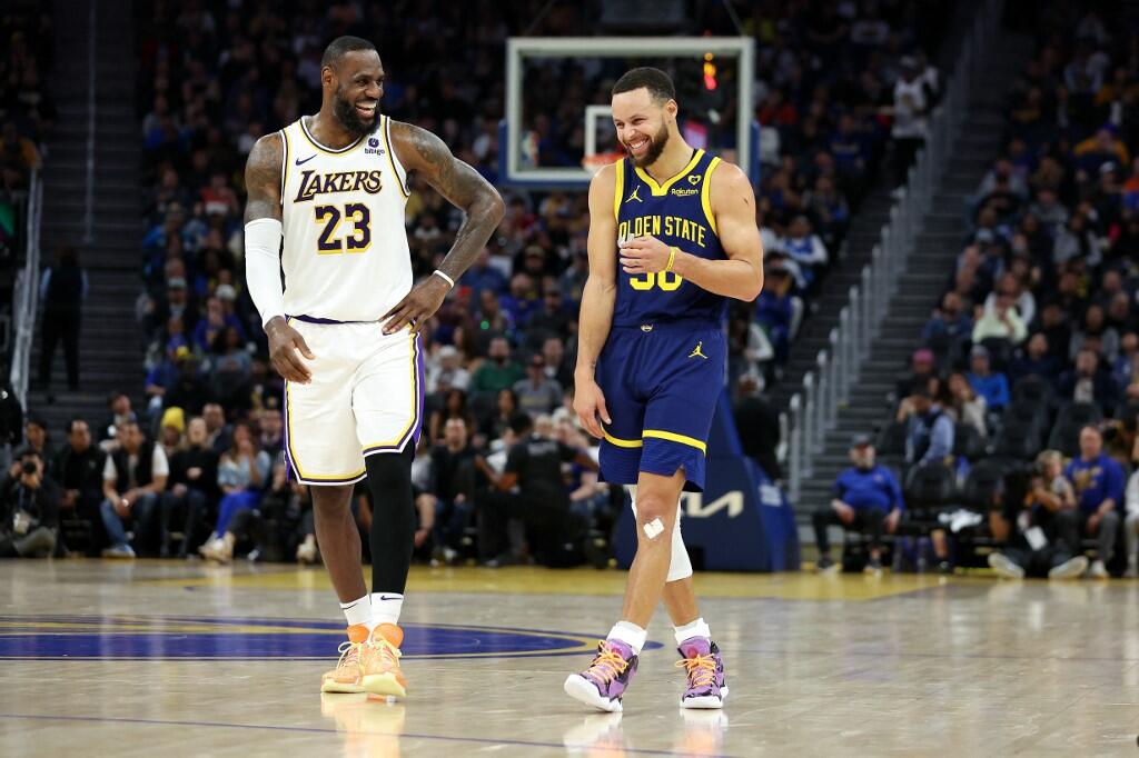 Aura Stephen Curry Bisa Tarik LeBron James ke Warriors