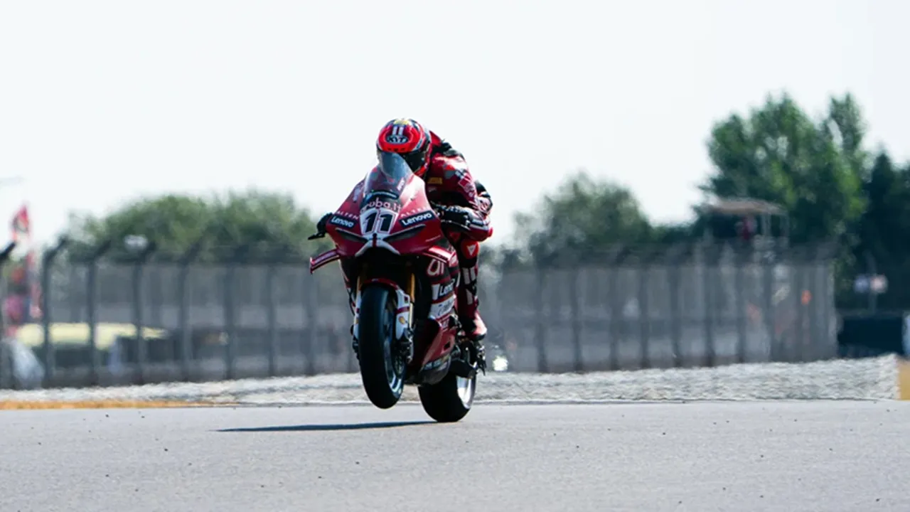 Hasil FP2 WSBK Inggris: Bulega Sapu Bersih Latihan Hari Jumat