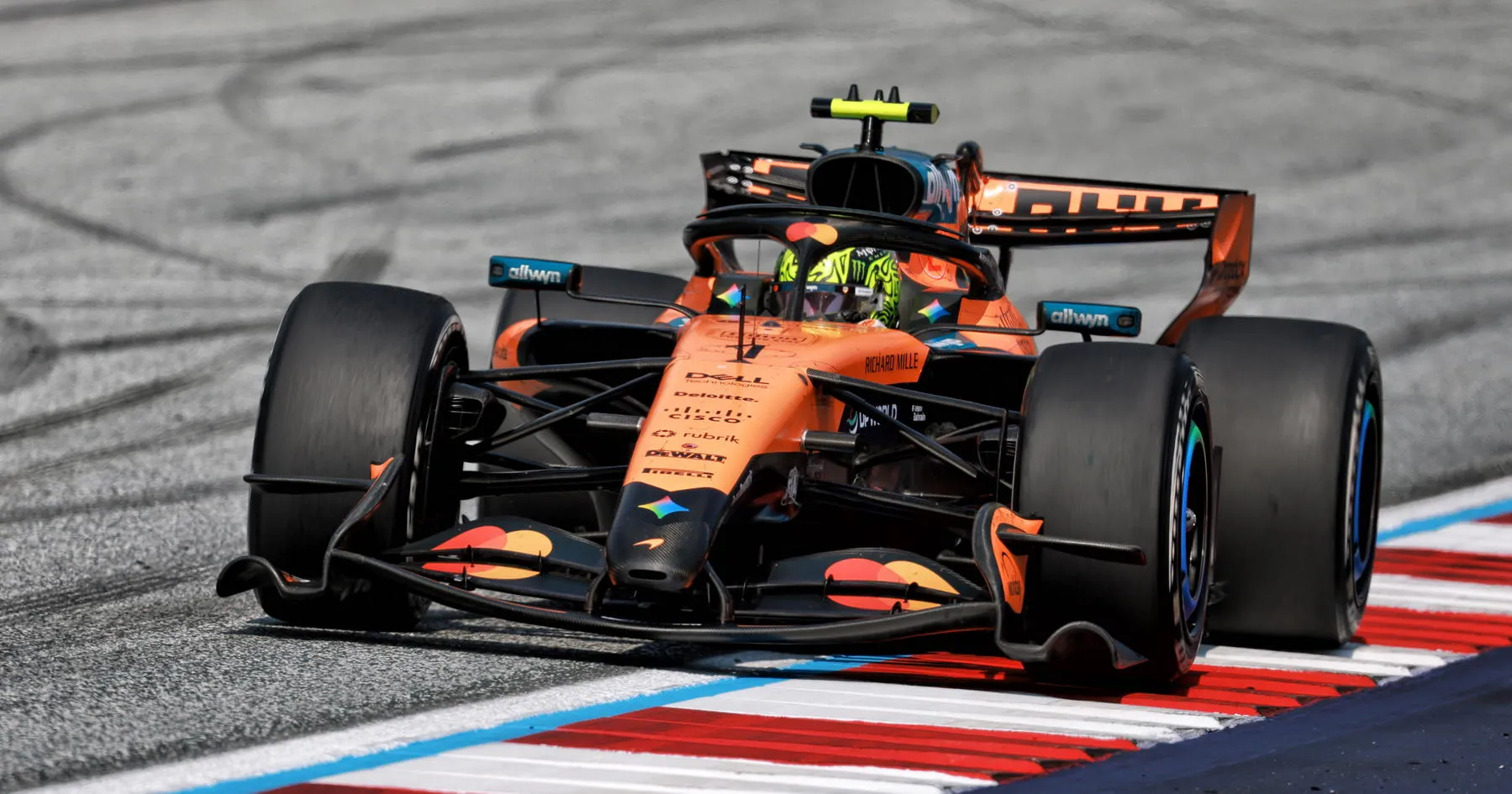 McLaren Ungkap Alasan Penundaan Mesin Baru Mercedes F1 - sumber: (racingnews365)