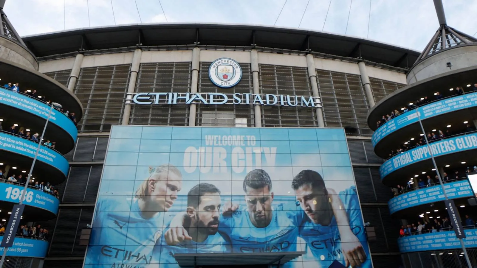 Pakar Keuangan Sepak Bola Ungkap Perkembangan Terbaru 115 Dakwaan Man City - sumber: (givemesport)