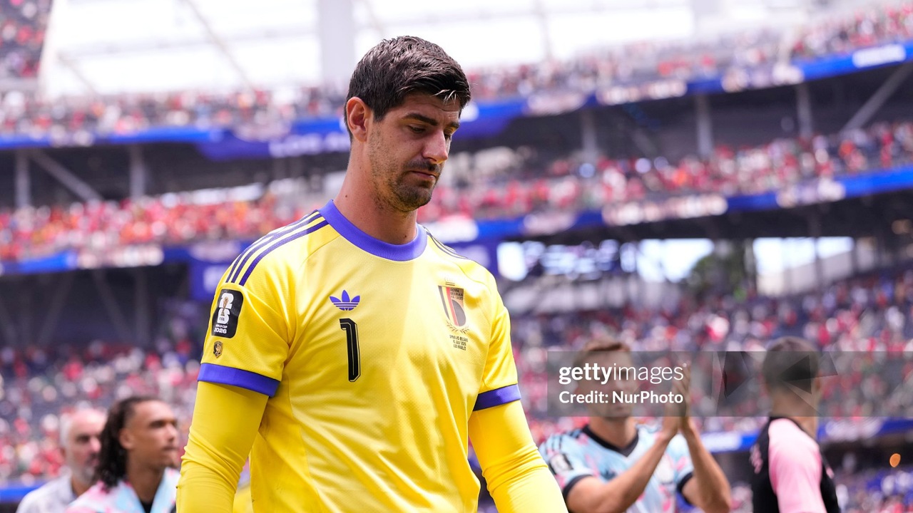 Thibaut Courtois Ungkap Alasan Diganti, Bela Senne Lammens dari Sorotan
