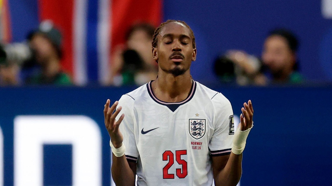 Dikaitkan Dengan Everton, Defender Tottenham Ingin Bertahan