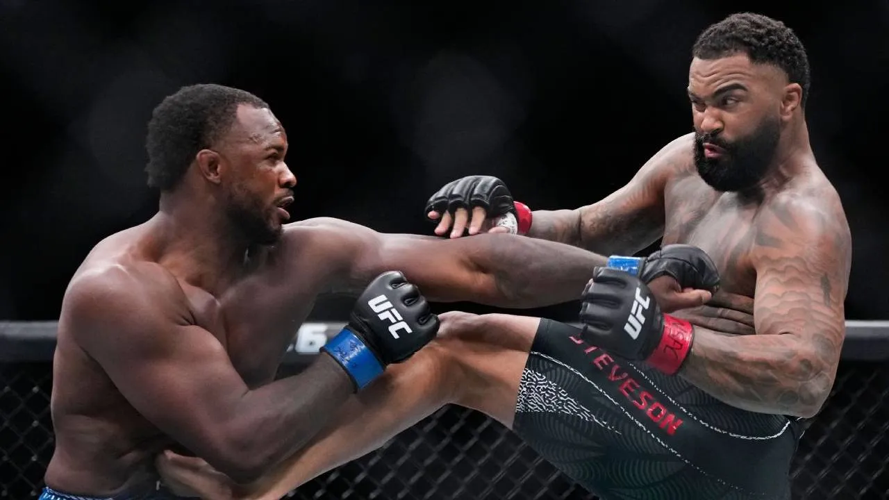 Gable Steveson (kanan) sejak awal tampil agresif dengan serangan-serangan berdiri yang efektif. (Foto: Fight TV)