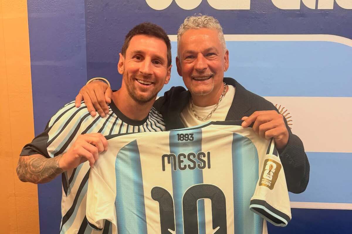 Messi Hadiahkan Jersey Argentina kepada Baggio Usai Perempat Final Piala Dunia