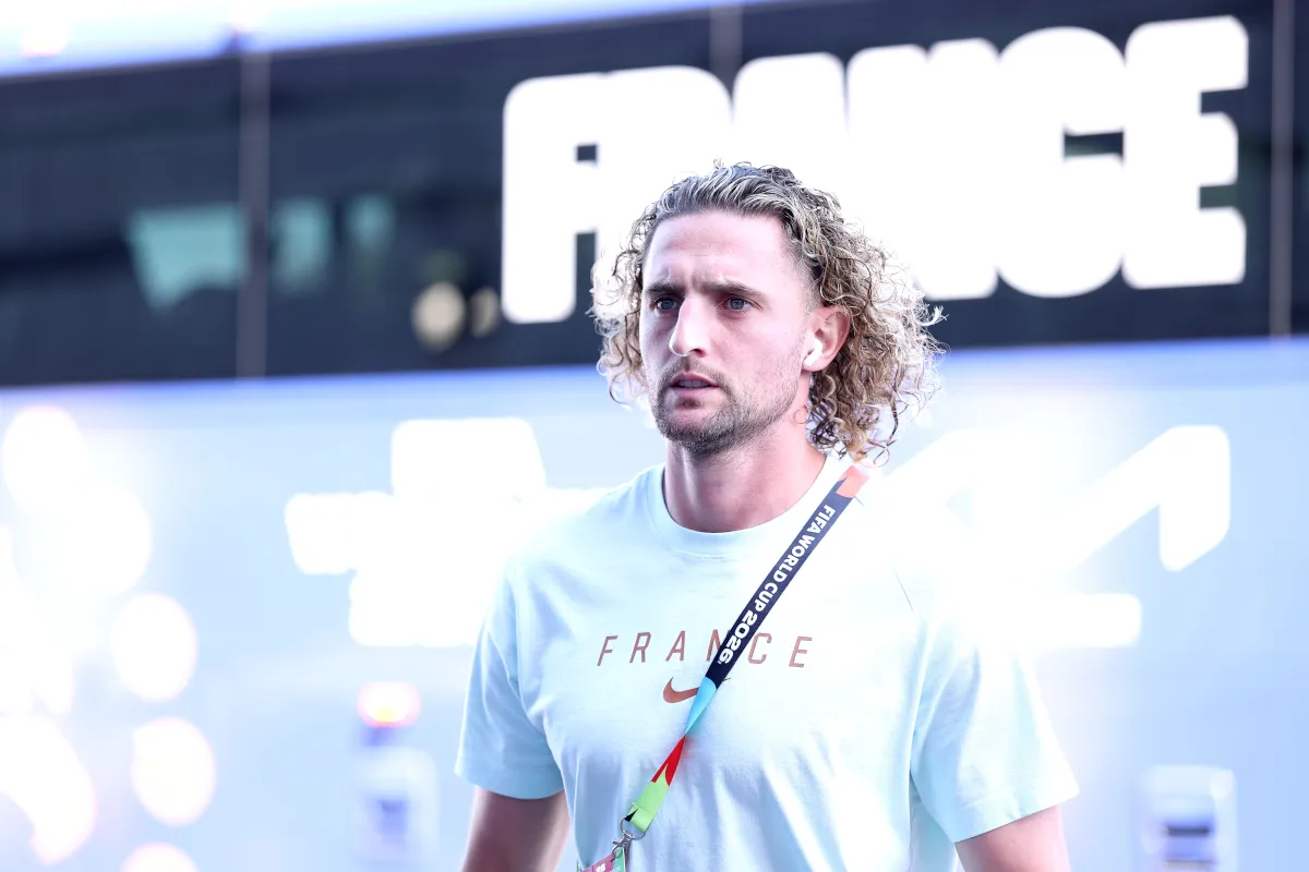 Napoli Bidik Rabiot Saat Negosiasi Panas dengan Agen Sang Ibu - sumber: (footballitalia)