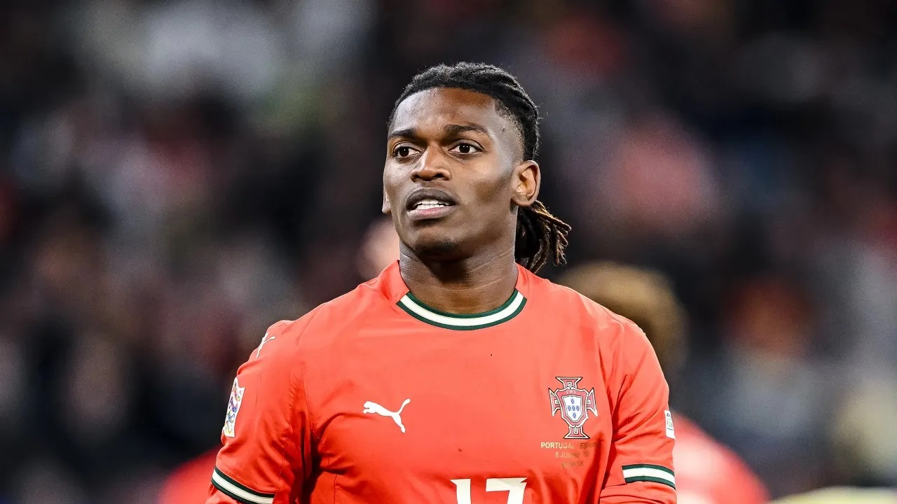 Romano Bantah Ada Negosiasi Transfer Rafael Leao dengan Tottenham