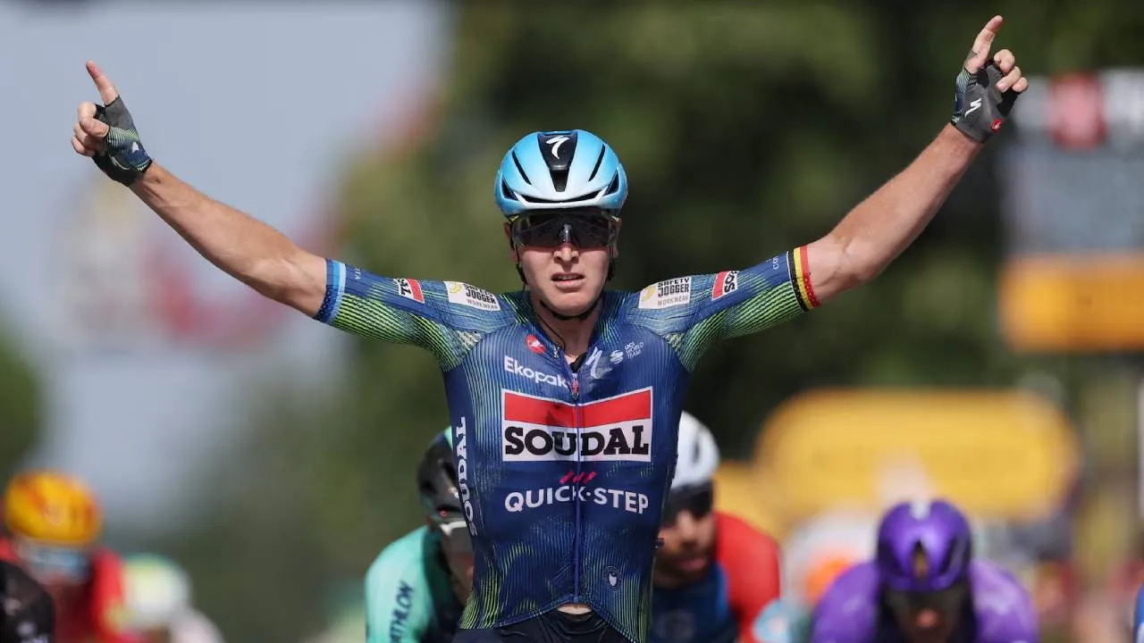 Tim Merlier melakukan selebrasi setelah memenangi Etape 8 Tour de France 2026. (Foto: AP)