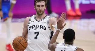 Luke Kornet Rayu LeBron Gabung ke Spurs Lewat Voice Note