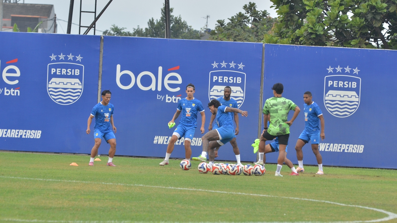 Pelatih Persib Keluhkan Kondisi Lapangan Latihan Tidak Ideal
