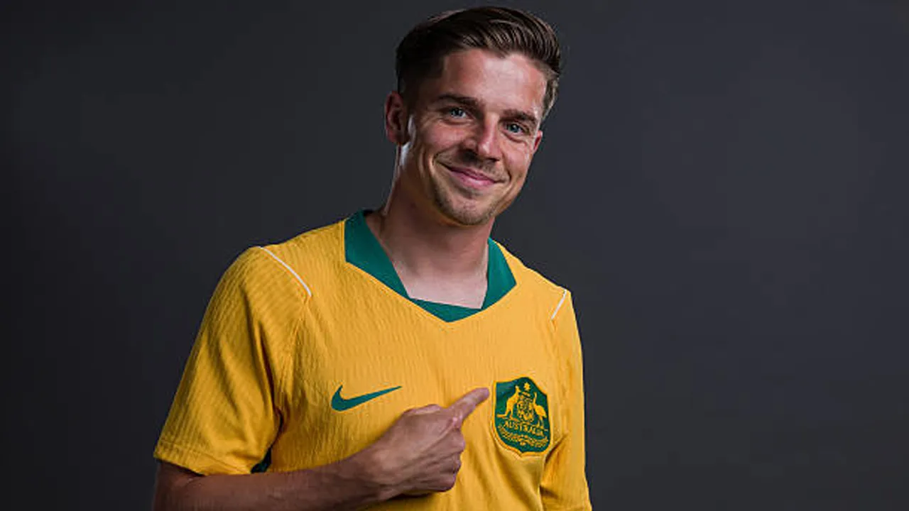 Cammy Devlin Tinggalkan Hearts, Gelandang Australia Gabung Rangers