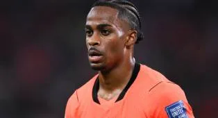 Chelsea Pertimbangkan Dua Tawaran Roma, Agen Summerville Lakukan Manuver di Italia