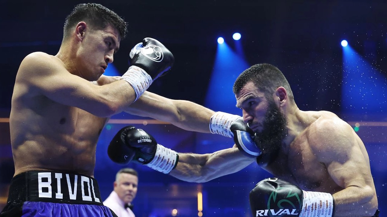 Dmitry Bivol Dikabarkan Tolak Tawaran Duel Trilogi Lawan Beterbiev