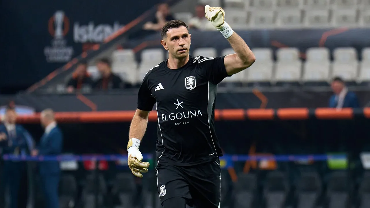 Juventus Siapkan Alternatif Jika Gagal Rekrut Emiliano Martinez