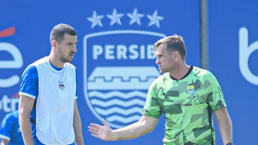Persib Bandung Siapkan Pemusatan Latihan di Luar Negeri - sumber: (ileagueid)