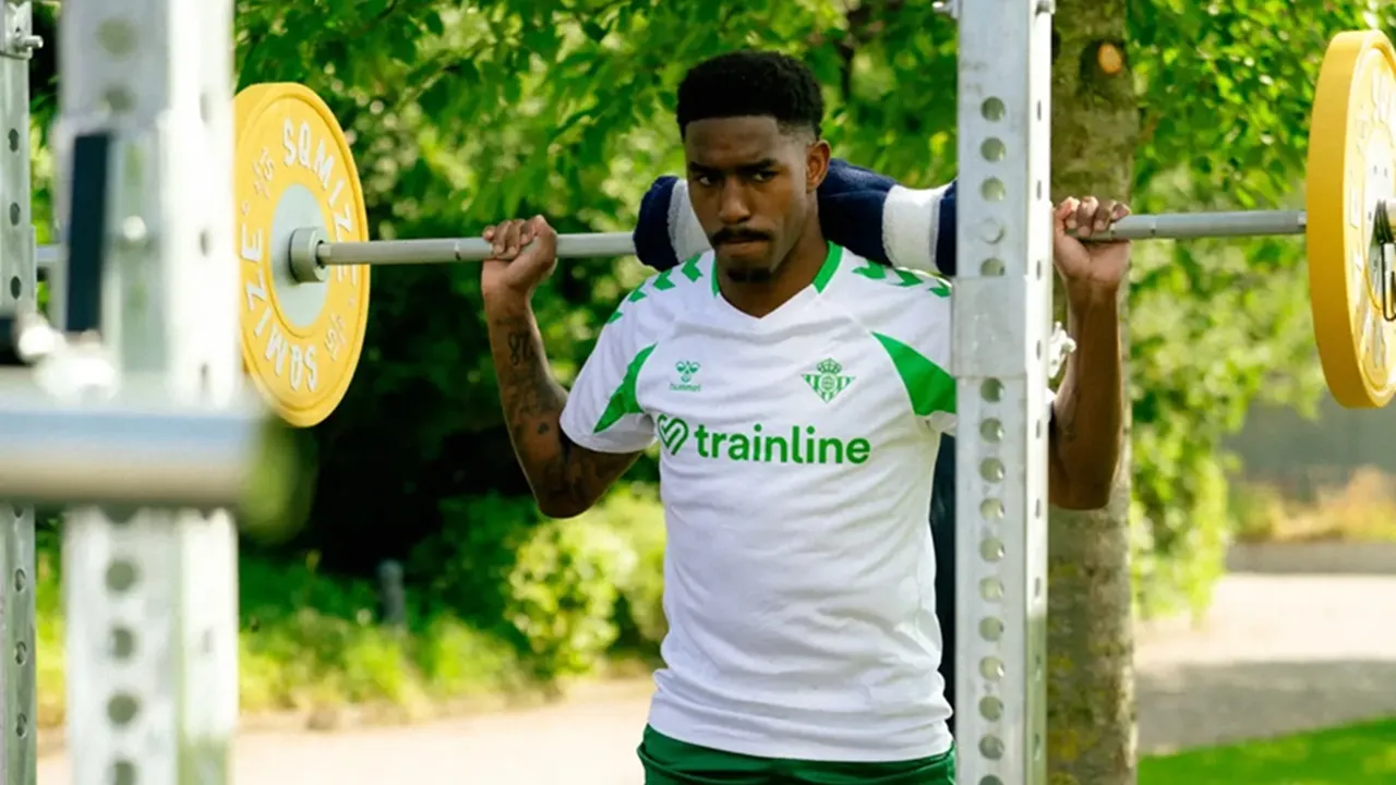 Junior Firpo Coba Bangkitkan Kompetitif Bersama Real Betis
