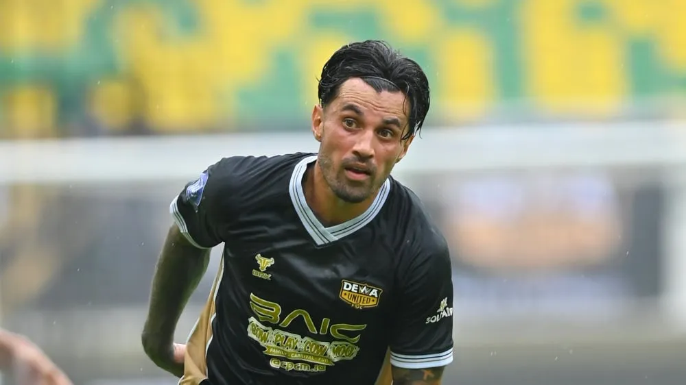 Stefano Lilipaly Resmi Berseragam Semen Padang - sumber: (ileagueid)