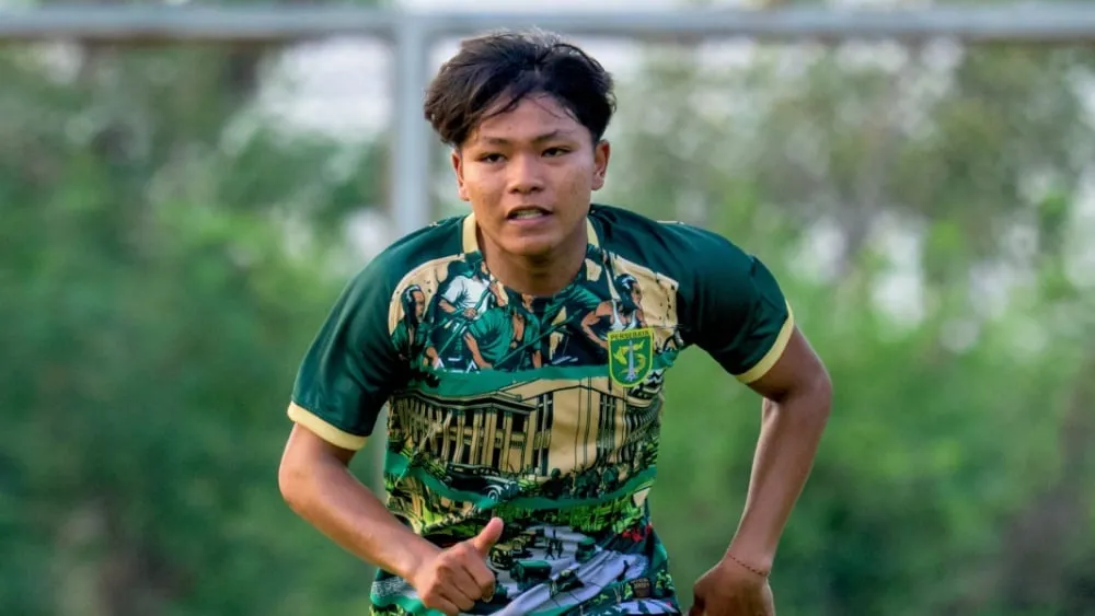 Dava Yunna Berguru di Antara Para Bintang Persebaya - sumber: (ileagueid)
