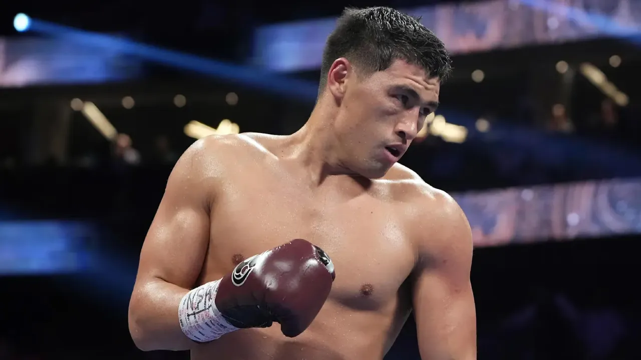 Dmitry Bivol kemungkinan akan menjalani laga wajib secara beruntun. (Foto: Fight TV)