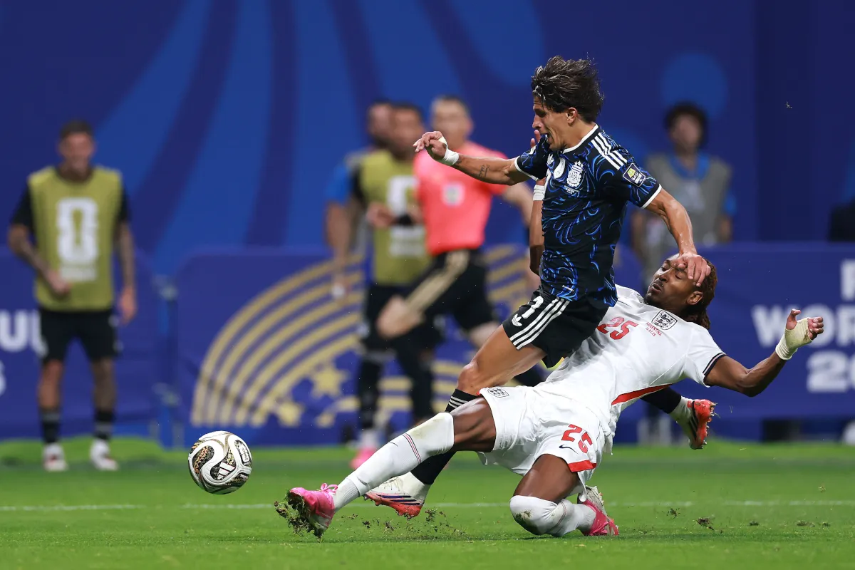 Tottenham Siap Lepas Spence ke Inter Milan