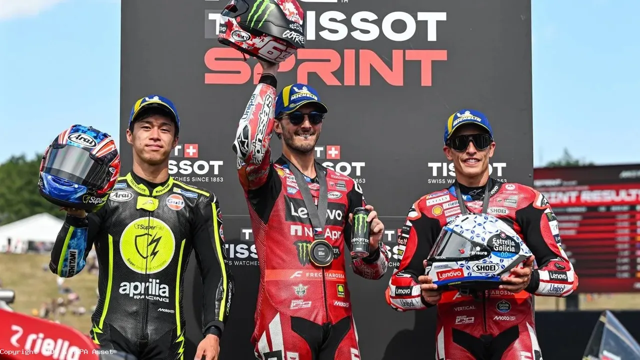 Francesco Bagnaia bersama Ai Ogura dan Marc Marquez merayakan kemenangan di Sprint MotoGP Ceko.