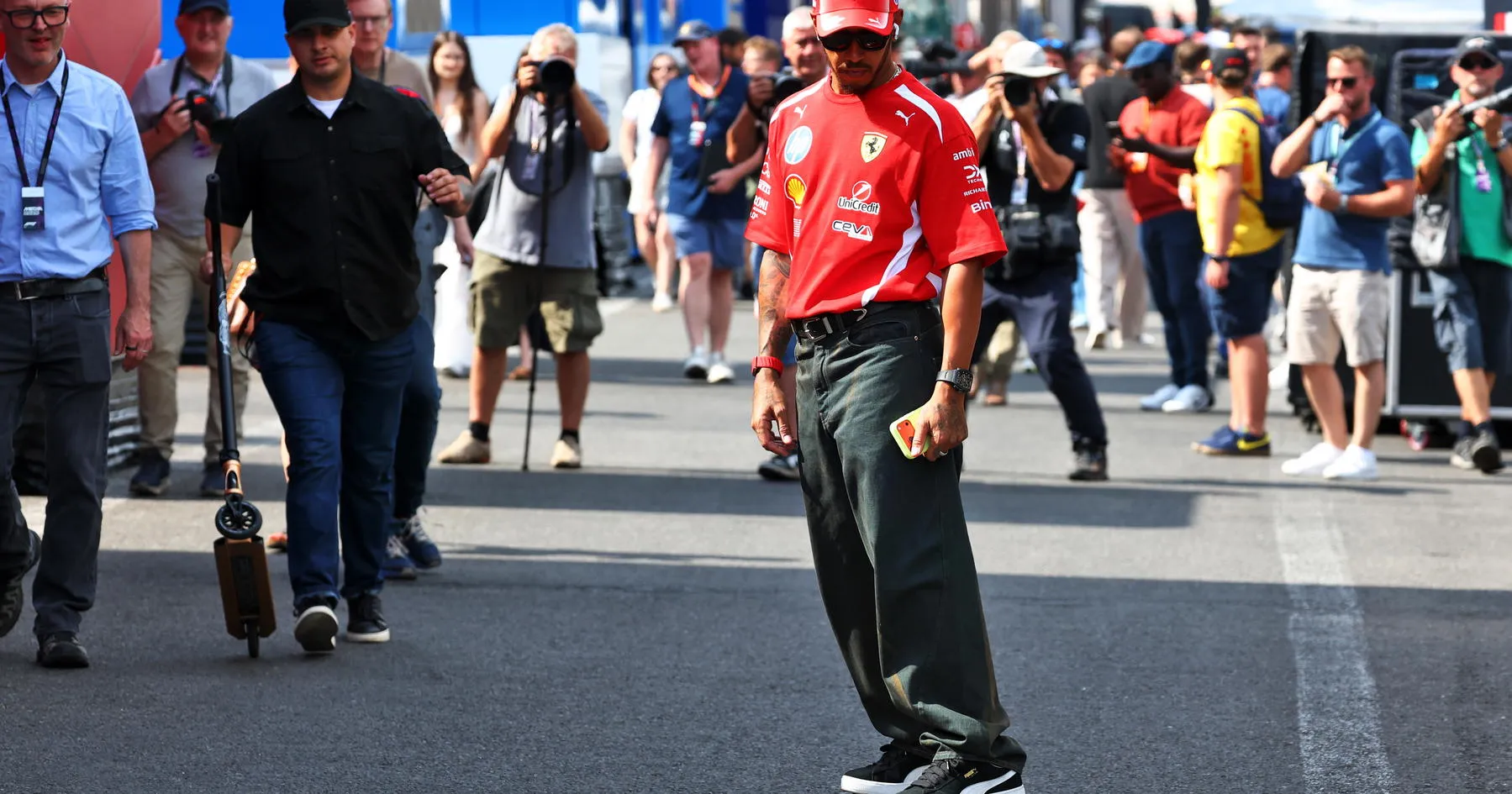 Lewis Hamilton Puji Kerja Keras Ferrari Kejar Mercedes - sumber: (racingnews365)
