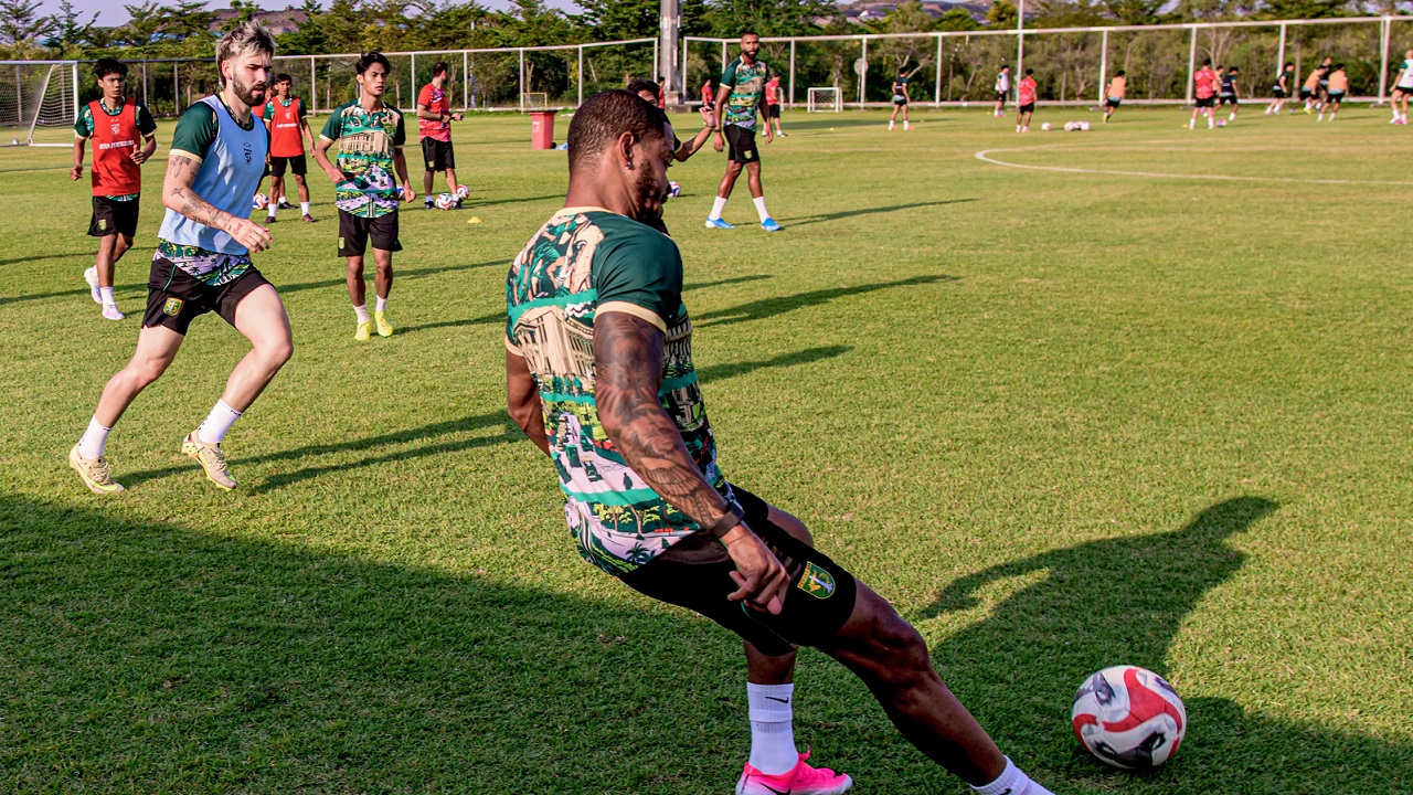 Tim Pelatih Persebaya Surabaya Puas Dengan Kondisi Fisik Pemain