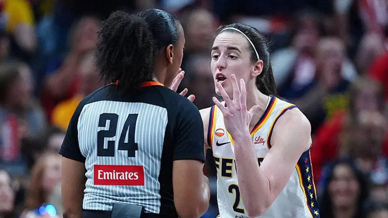 Caitlin Clark terlihat terpincang-pincang saat kembali bertahan dan langsung menghampiri salah satu ofisial begitu permainan dihentikan. (Foto: AP)