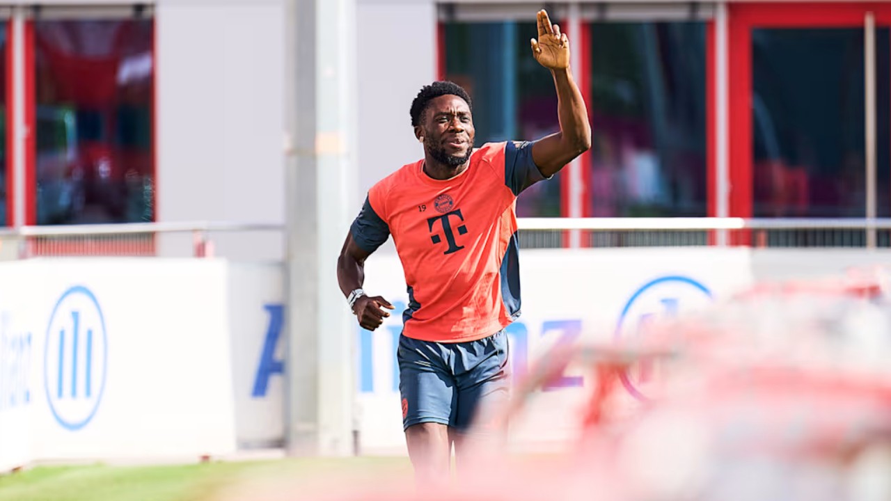 Meski Ada Nathaniel Brown, Alphonso Davies Gak Mau Tinggalkan Bayern