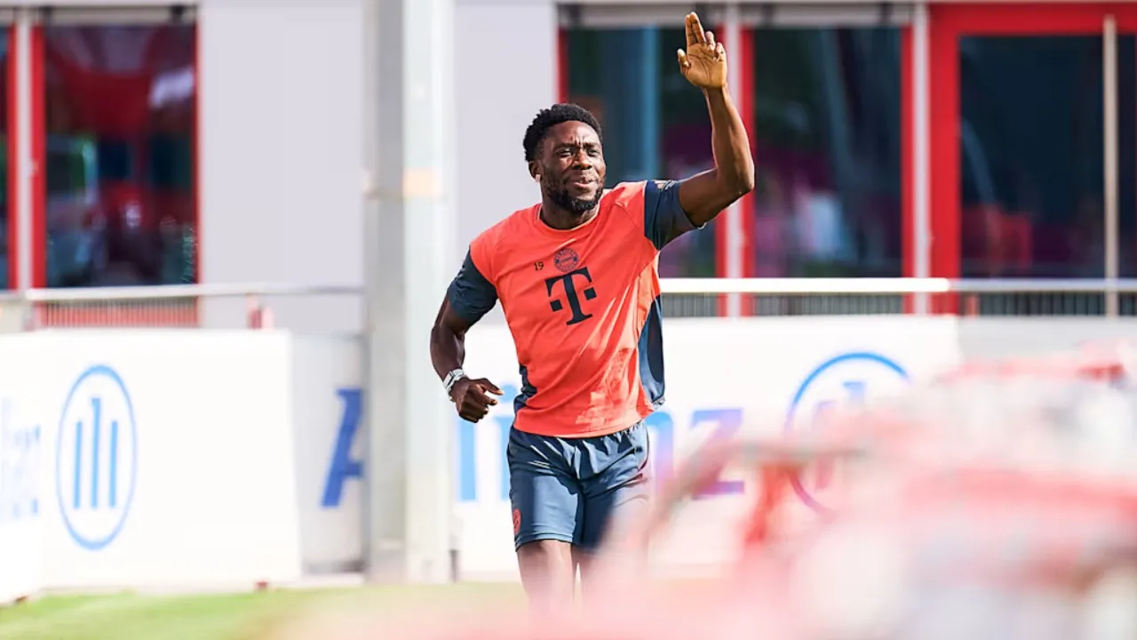 Meski Ada Nathaniel Brown, Alphonso Davies Gak Mau Tinggalkan Bayern