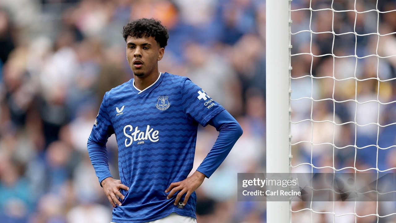 PSV Eindhoven Serius Ingin Rekrut Bek Everton, Adam Aznou