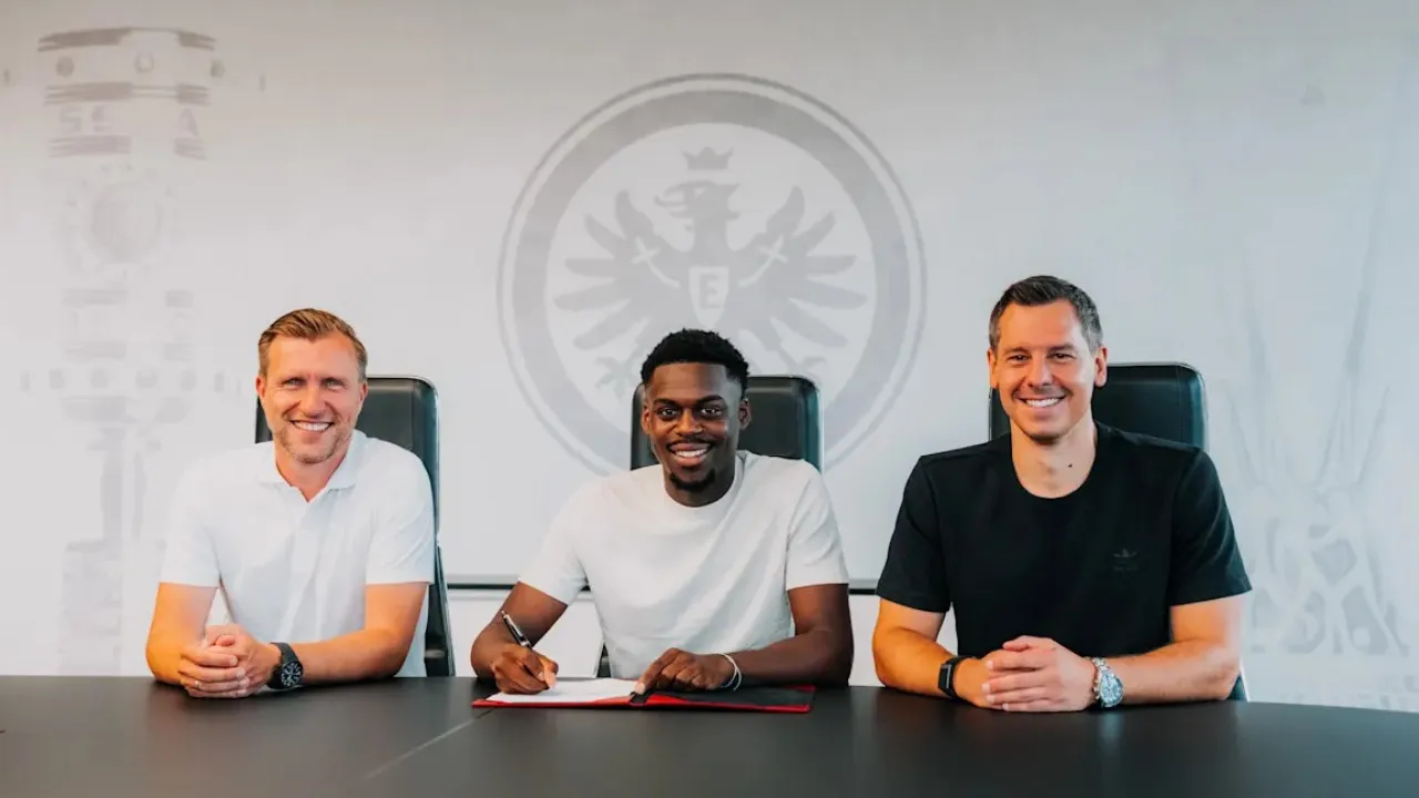 Resmi: Eintracht Frankfurt Datangkan Noel Aseko dari Bayern Munich
