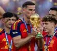 Fabian Ruiz Rayakan 50 Penampilan Spanyol dengan Trofi Piala Dunia