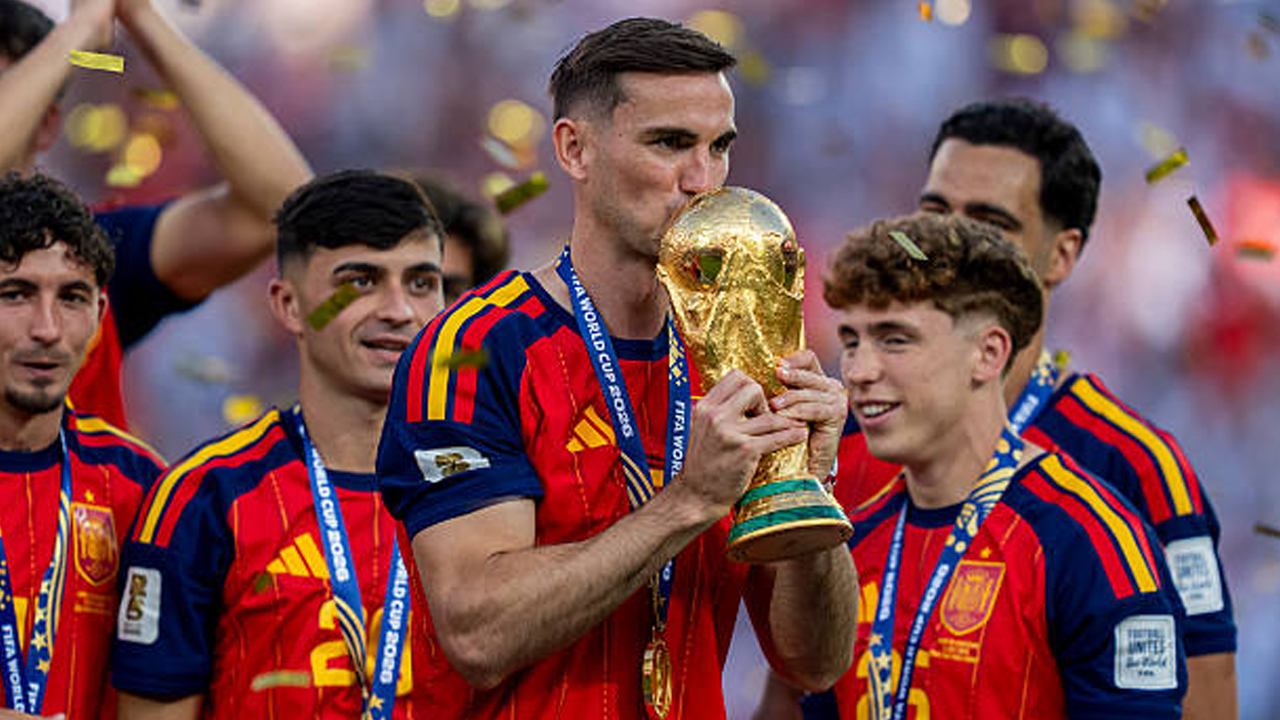 Fabian Ruiz Rayakan 50 Penampilan Spanyol dengan Trofi Piala Dunia