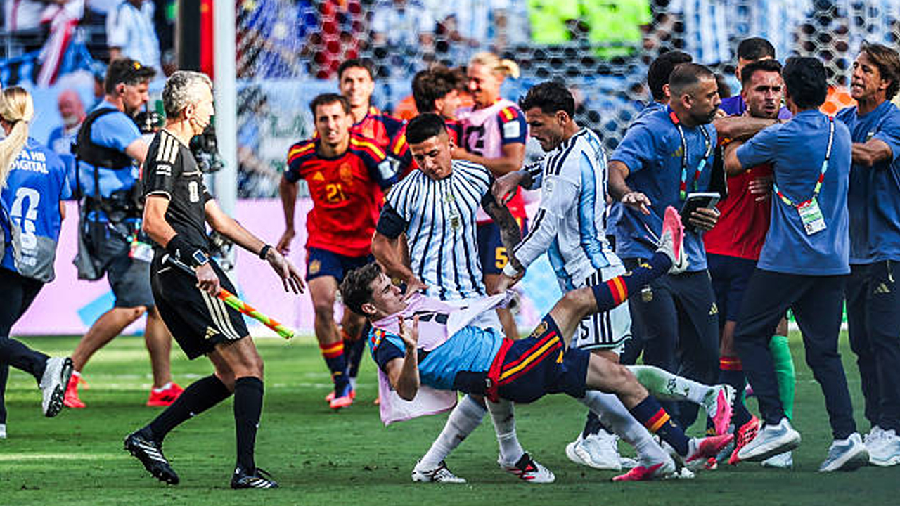 Hilang Kendali di Final Piala Dunia, Wayne Rooney Kecam Sikap Pemain Argentina