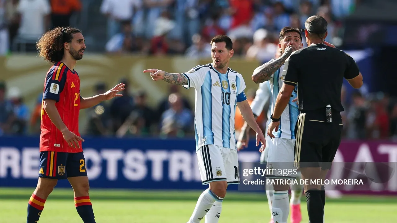 Lionel Messi Disorot usai Coba Buat Marc Cucurella Dikartu Merah