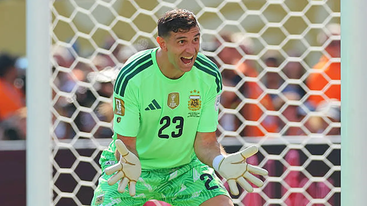 Main dengan Jari Patah, Emiliano Martinez Pecahkan Rekor Final Piala Dunia
