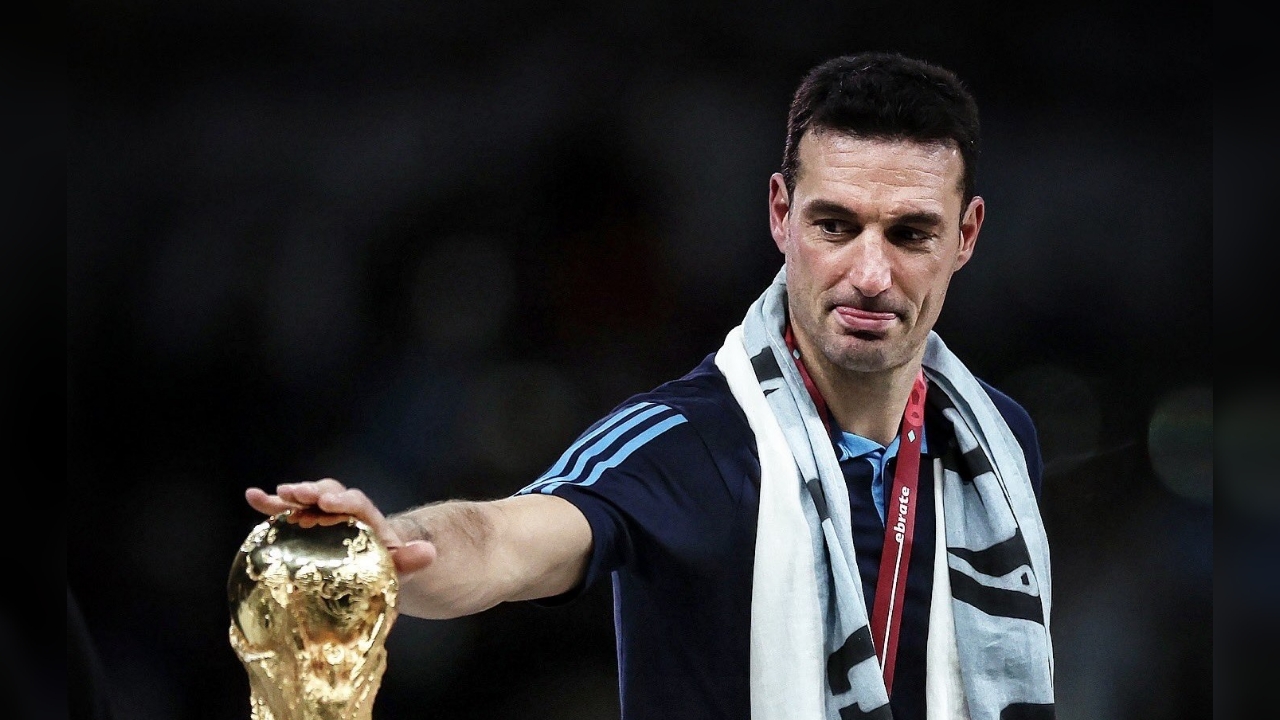 Scaloni Berurai Air Mata Saat Bahas Masa Depannya di Argentina
