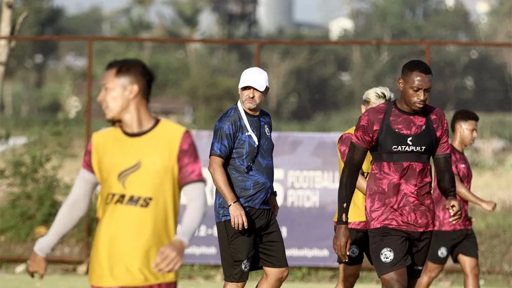 Arema FC Dapat Suntikan Kekuatan Baru, Marcos Santos Sambut Positif Rekrutan Anyar - sumber: (ileagueid)