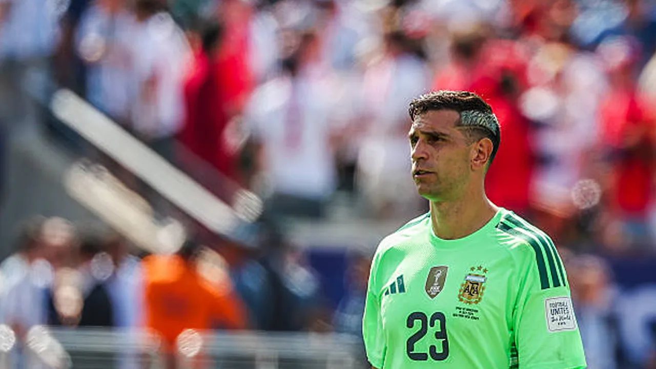Argentina Gagal Juara, Emi Martinez Buka Opsi Pensiun