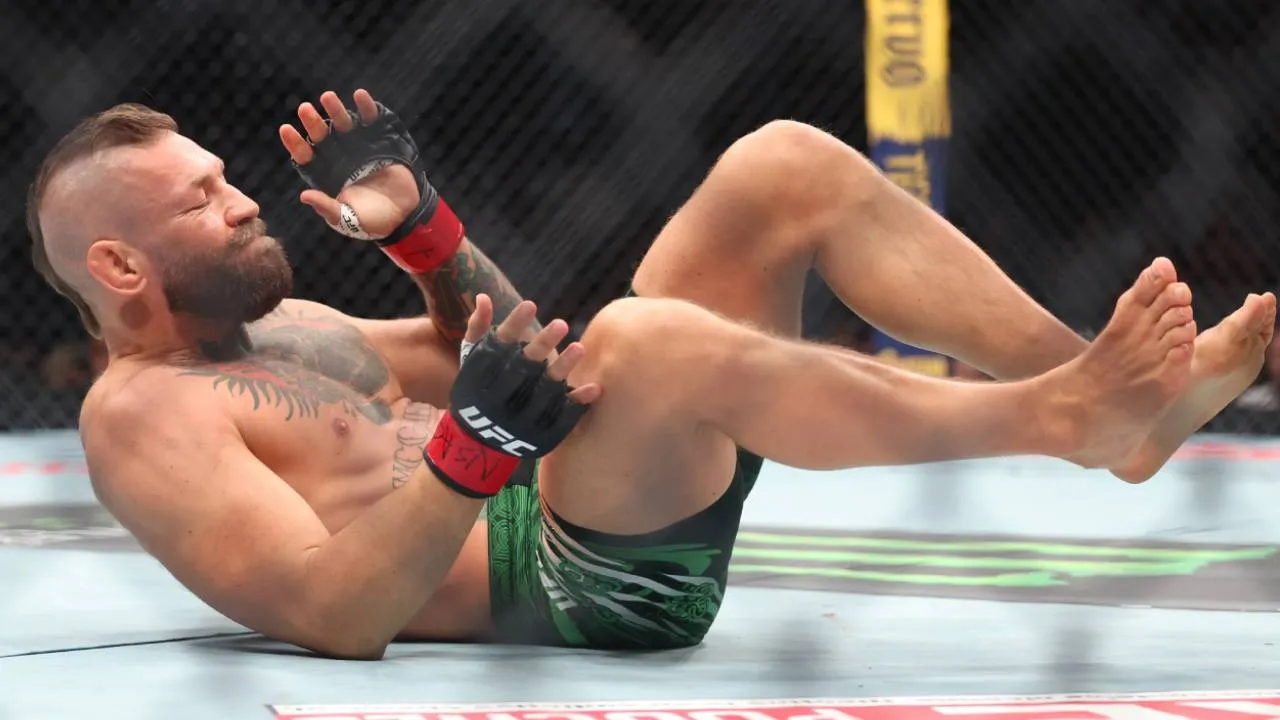 Conor McGregor dipastikan mengalami robekan anterior cruciate ligament (ACL) dan meniskus pada lutut kanannya setelah duel melawan Max Holloway. (Foto: Fight TV)