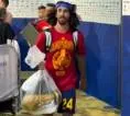 Cucurella Bawa Trofi Piala Dunia Dalam Kantong Plastik
