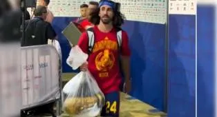 Cucurella Bawa Trofi Piala Dunia Dalam Kantong Plastik