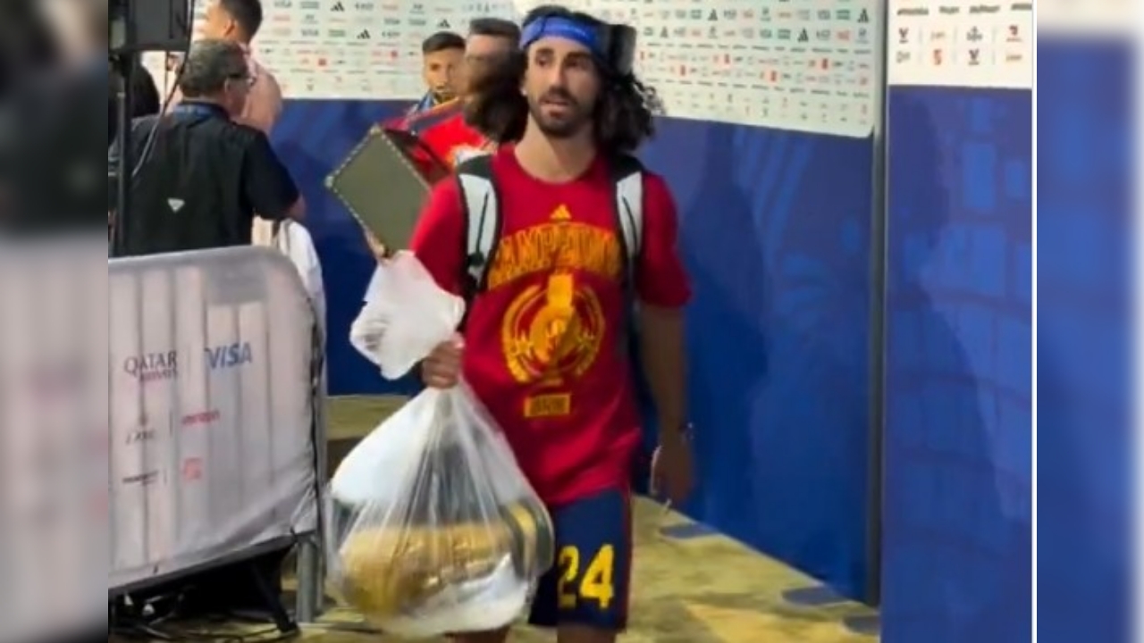 Cucurella Bawa Trofi Piala Dunia Dalam Kantong Plastik