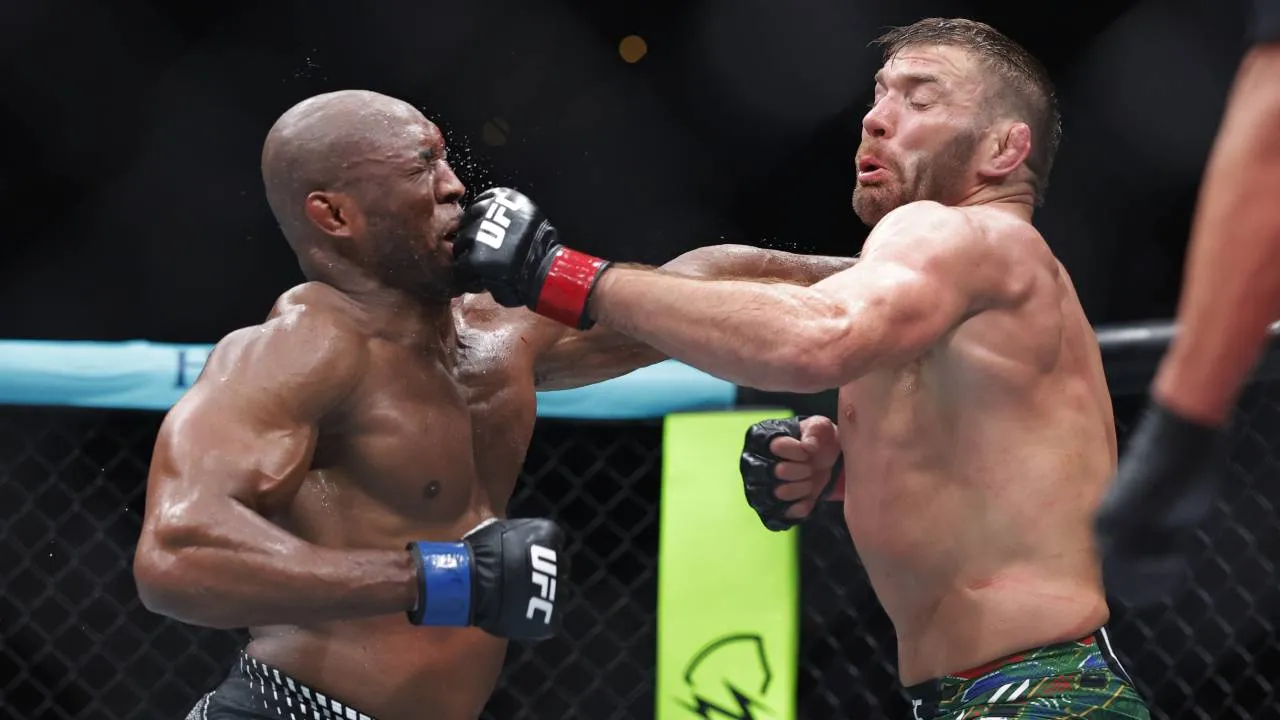 Dricus Du Plessis (kanan) dan Kamaru Usman. (Foto: Fight TV)