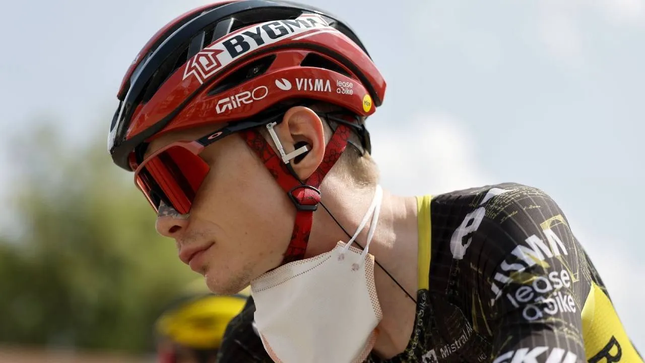 Insiden terjadi sekitar 20 kilometer menjelang garis finis saat Jonas Vingegaard bersama beberapa pembalap lain terjatuh di dekat pembatas jalan. (Foto: AP)