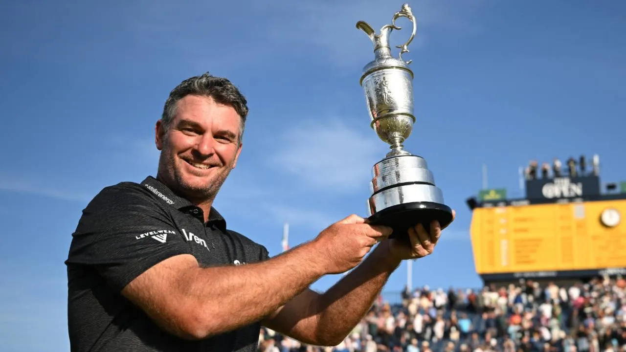 Ryan Fox berpose dengan trofi The Open Championship. (Foto: Golf Digest)