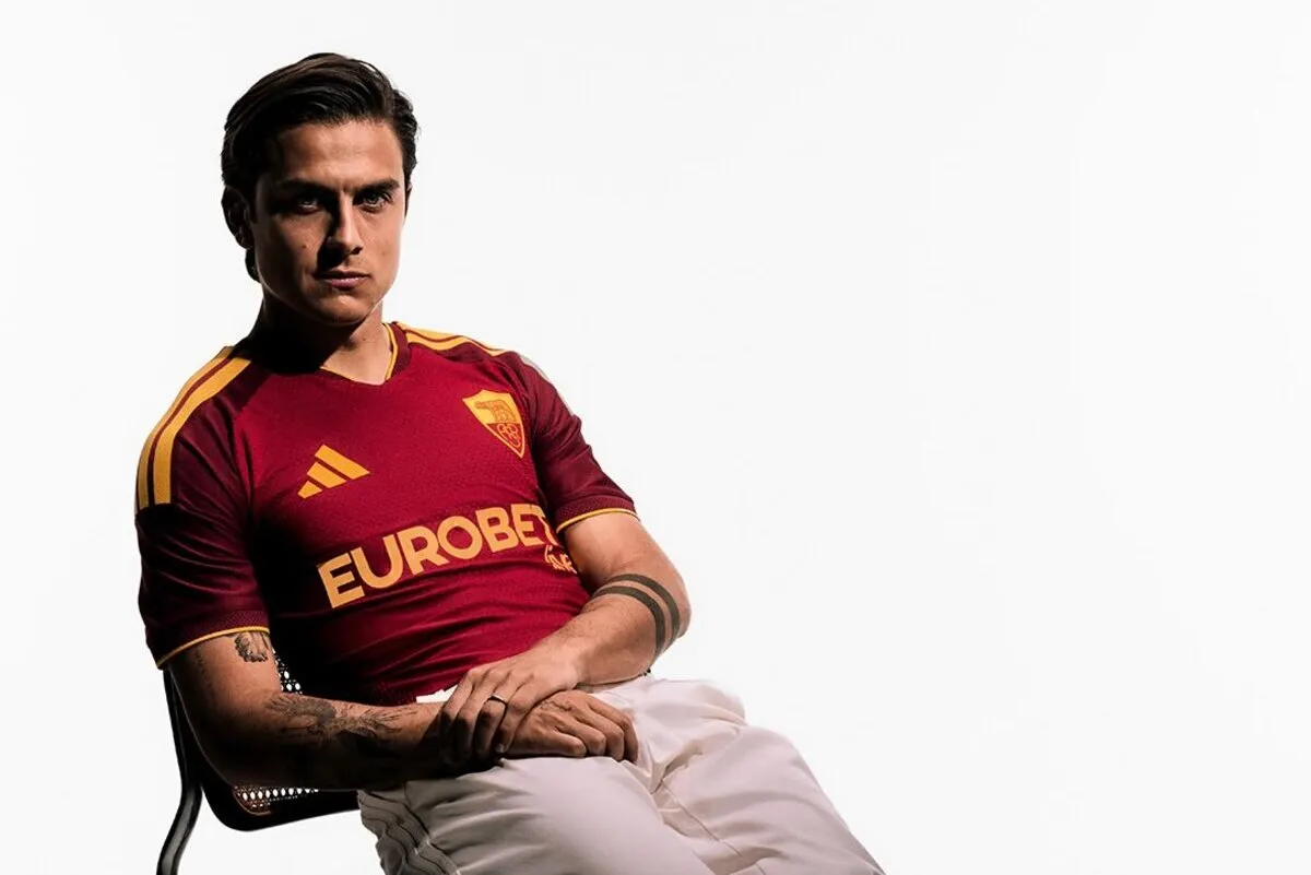 AS Roma Rilis Seragam Kandang Baru Kolaborasi dengan Adidas untuk 2026-27 - sumber: (footballitalia)