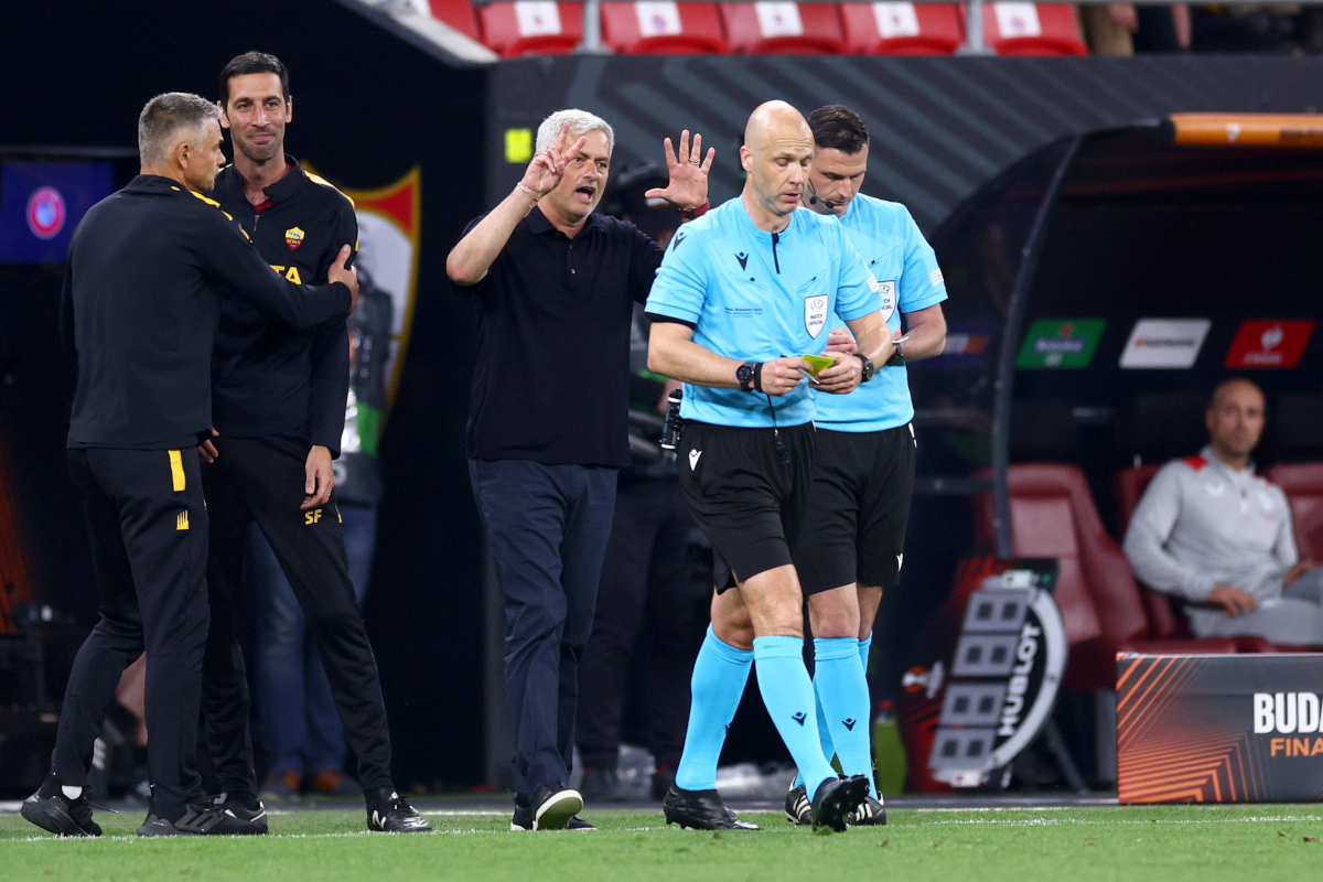 Fans Roma Sindir Wasit Kontroversial Liga Eropa Usai Pensiun