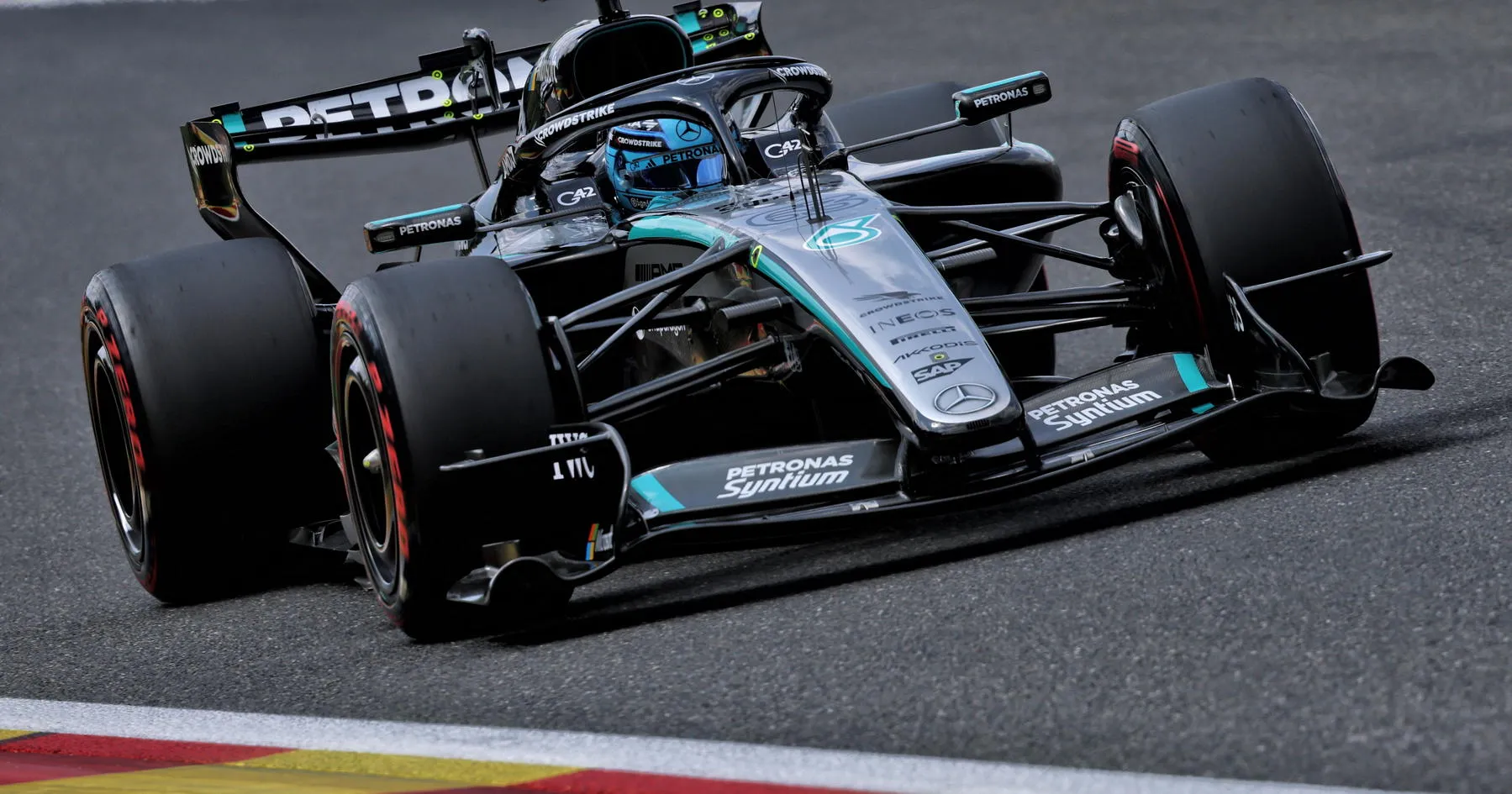George Russell Didorong Contoh Pemulihan Max Verstappen - sumber: (racingnews365)